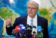 Alckmin cita Milei e cobra de Flávio Bolsonaro explicação sobre corte de R$ 200 bilhões no Orçamento Alckmin cita Milei e cobra de Flávio Bolsonaro explicação sobre corte de R$ 200 bilhões no Orçamento