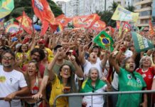 Ato em apoio à democracia e a Lula reúne milhares no Rio e Brasília Ato em apoio à democracia e a Lula reúne milhares no Rio e Brasília