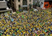 Campanha de Flávio Bolsonaro realiza manifestação na Paulista Campanha de Flávio Bolsonaro realiza manifestação na Paulista