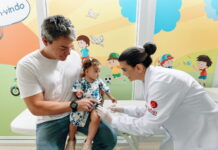 Casos de meningite no Brasil reforçam alerta para vacinação Profissional de saúde aplicando vacina em uma criança
