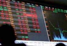 Dólar cai a R$ 5, e bolsa sobe quase 8% após primeiro turno Dólar cai a R$ 5, e bolsa sobe quase 8% após primeiro turno