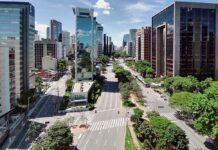 Economistas propõem taxar ricos em vez de cortar gastos sociais Economistas propõem taxar ricos em vez de cortar gastos sociais