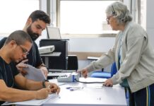 Eleitores do Rio seguem em fila de votação até depois das 19h Eleitores do Rio seguem em fila de votação até depois das 19h