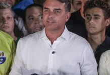 Em carta golpista, Flávio agradece Milei e Trump por apoio para fuga Em carta golpista, Flávio agradece Milei e Trump por apoio para fuga