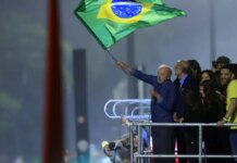 Em festa da vitória, Lula pede que público cante Hino da Independência Em festa da vitória, Lula pede que público cante Hino da Independência