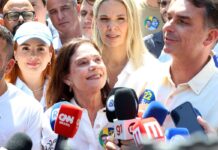 Flávio Bolsonaro diz que vai manter Bolsa Família e Farmácia Popular Flávio Bolsonaro diz que vai manter Bolsa Família e Farmácia Popular