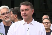 Flávio Bolsonaro faz primeira visita ao ex-presidente Jair Bolsonaro após fim de restrições do STF – Imprensa Bahia Flávio Bolsonaro faz primeira visita ao ex-presidente Jair Bolsonaro após fim de restrições do STF – Imprensa Bahia
