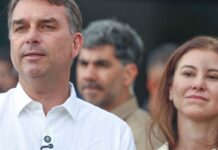 Flávio Bolsonaro participa de missa na Catedral de Brasília Flávio Bolsonaro participa de missa na Catedral de Brasília