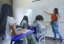 Flávio Bolsonaro quer escolas militares; Lula propõe ampliar educação integral #Acesse Política