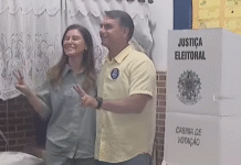 Flávio Bolsonaro vota no Rio de Janeiro Flávio Bolsonaro vota no Rio de Janeiro
