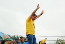 Flávio diz que Jair Bolsonaro colocará faixa presidencial nele e promete entregar o Brasil ‘nas mãos de Deus’ Flávio diz que Jair Bolsonaro colocará faixa presidencial nele e promete entregar o Brasil 'nas mãos de Deus'