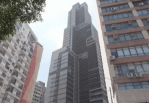 Homem morre após cair de cadeira suspensa durante limpeza de prédio no centro de SP Homem morre após cair de cadeira suspensa durante limpeza de prédio no centro de SP