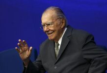 José Sarney recebe alta após nove dias internado para cirurgia abdominal José Sarney recebe alta após nove dias internado para cirurgia abdominal