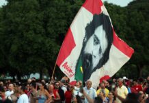 Lula e eleitores idosos se emocionam em “festa de aniversário” Lula e eleitores idosos se emocionam em “festa de aniversário”