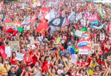 Milhares de pessoas lotam a orla de Copacabana em apoio a Lula Milhares de pessoas lotam a orla de Copacabana em apoio a Lula