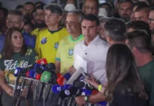 Moraes manda Flávio entregar passaporte e o proíbe de deixar o país #Acesse Política