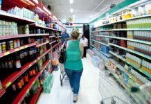 Produção industrial cai 0,6% de julho para agosto, diz IBGE Produção industrial cai 0,6% de julho para agosto, diz IBGE