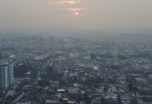 Queimadas no Amazonas quase quadruplicam e fumaça encobre Manaus; governo envia reforço Queimadas no Amazonas quase quadruplicam e fumaça encobre Manaus; governo envia reforço