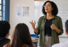 Saúde vocal dos professores exige atenção ao uso intenso da voz Professora falando em sala de aula