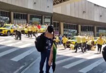 Taxistas trocam socos e chutes em briga no aeroporto do Galeão no Rio; veja vídeo Taxistas trocam socos e chutes em briga no aeroporto do Galeão no Rio; veja vídeo