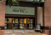 Vítima é baleada na cabeça em frente ao shopping West Plaza ao tentar fugir de assalto Vítima é baleada na cabeça em frente ao shopping West Plaza ao tentar fugir de assalto